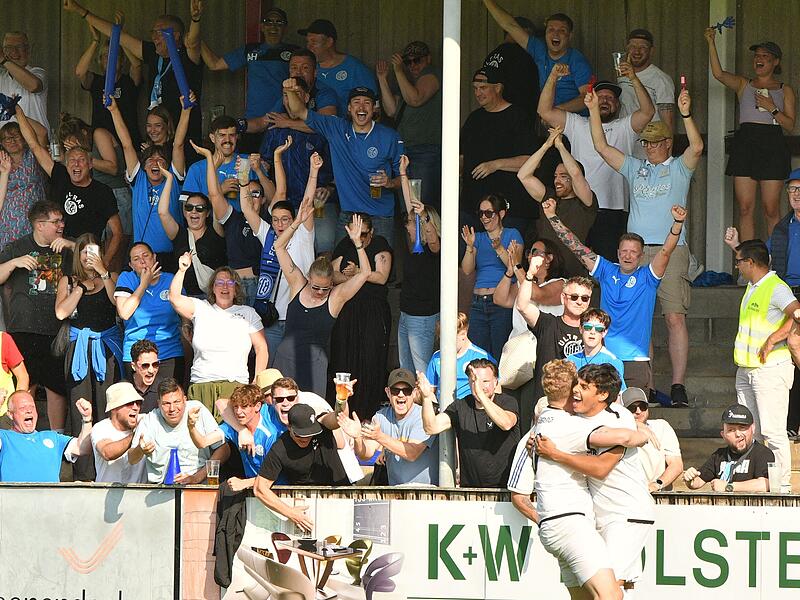 Zurück in der Landesliga: Der FC Herzogenaurach feiert nach dem Sieg in der Relegation gegen den FC Lichtenfels. Zurück in der Landesliga: Der FC Herzogenaurach feiert nach dem Sieg in der Relegation gegen den FC Lichtenfels.