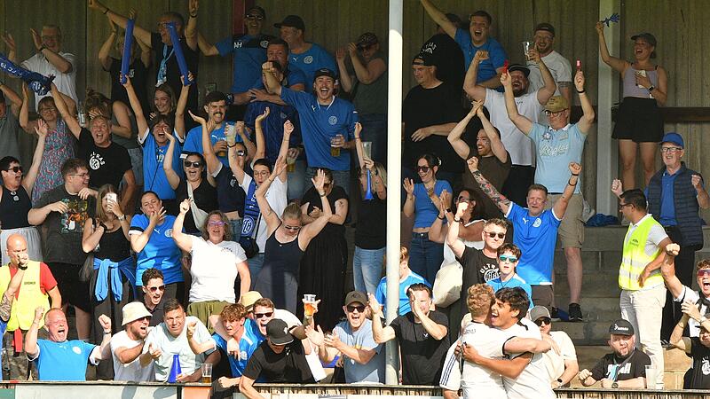Zurück in der Landesliga: Der FC Herzogenaurach feiert nach dem Sieg in der Relegation gegen den FC Lichtenfels. Zurück in der Landesliga: Der FC Herzogenaurach feiert nach dem Sieg in der Relegation gegen den FC Lichtenfels.