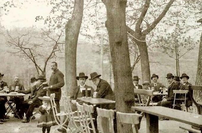 Herrengesellschaft in einem Bamberger Biergarten um 1910. Auch zu dieser Zeit wurden schon Bockbier-Feste gefeiert.