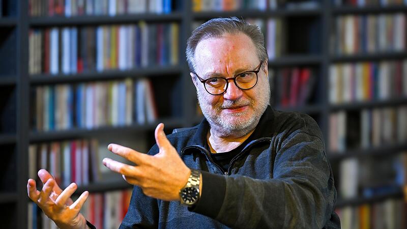 Peter Kuhn, der politische Büttenredner der Schwarzen Elf in Schweinfurt, tritt heuer zum 33. Mal bei der Live-Prunksitzung„ Fastnacht in Franken“ des Bayerischen Fernsehens auf. Peter Kuhn, der politische Büttenredner der Schwarzen Elf in Schweinfurt, tritt heuer zum 33. Mal bei der Live-Prunksitzung„ Fastnacht in Franken“ des Bayerischen Fernsehens auf.