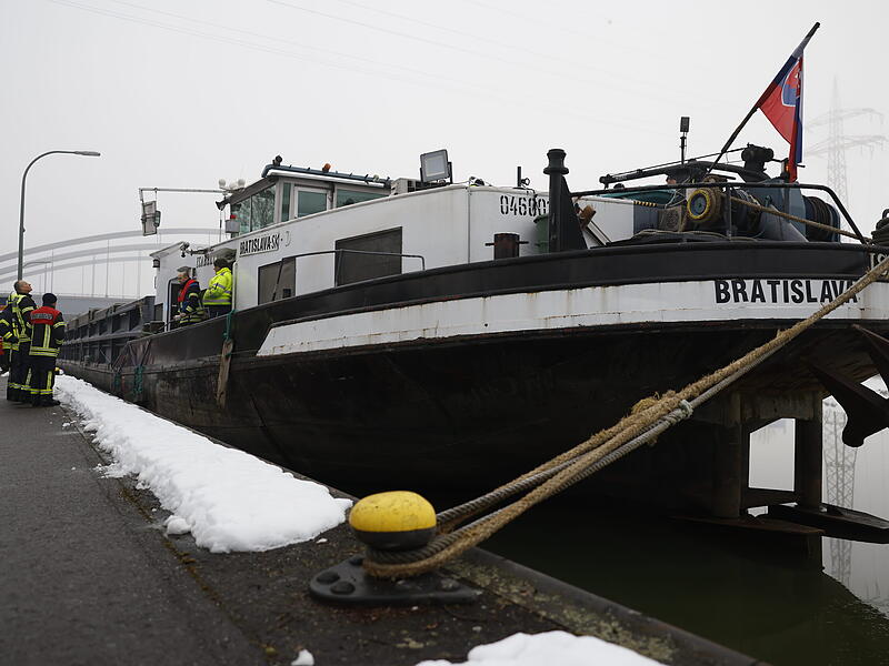 Schiff schl&auml;gt auf eisigem Kanal leck: Knapp 40 Zentimeter Wasser-&Ouml;l-Gemisch im Maschinenraum