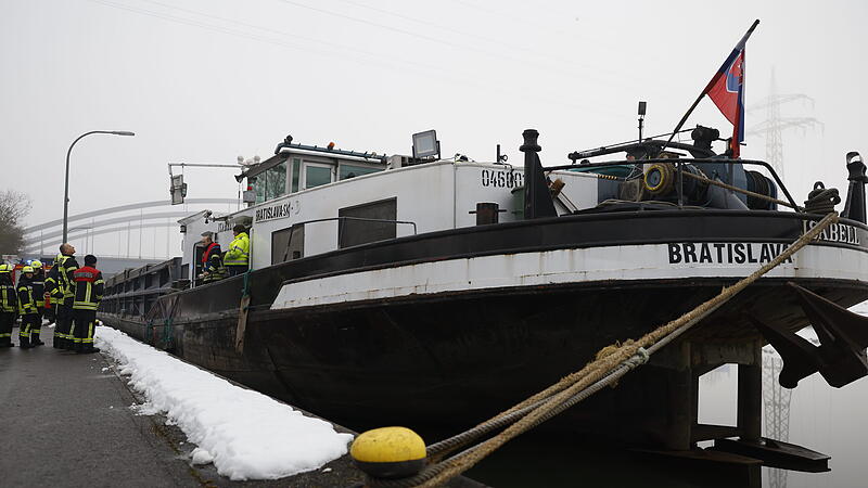 Schiff schl&auml;gt auf eisigem Kanal leck: Knapp 40 Zentimeter Wasser-&Ouml;l-Gemisch im Maschinenraum