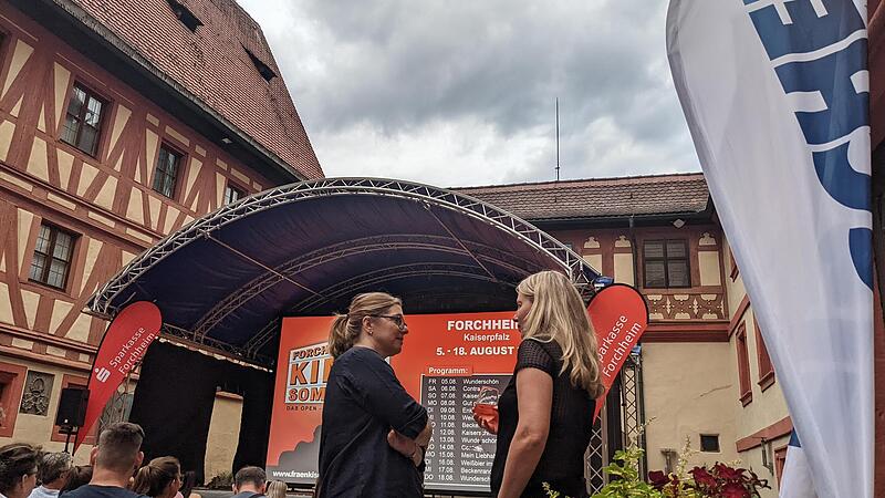 Die Vorfreude steigt, es bleibt noch Zeit zum Plaudern und Genie&szlig;en vor dem Film.Forchheim & Fr&auml;nkische Schweiz