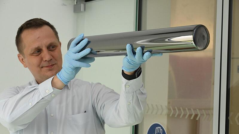 Paul Heimann, Siemens-Entwicklungsingenieur für die Kristallzucht in Forchheim, zeigt eine Quarzampulle, in der später die speziellen Kristalle gezüchtet werden.Forchheim & Fränkische Schweiz Paul Heimann, Siemens-Entwicklungsingenieur für die Kristallzucht in Forchheim, zeigt eine Quarzampulle, in der später die speziellen Kristalle gezüchtet werden.Forchheim & Fränkische Schweiz