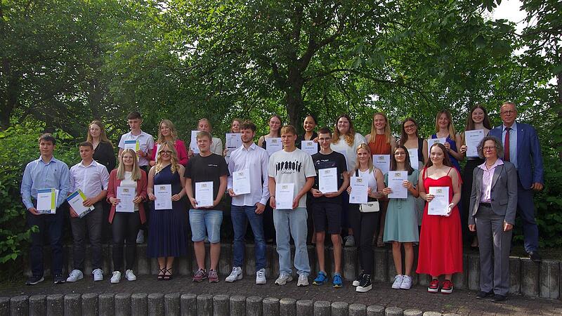 Die Staatspreistr&auml;ger unter den Berufssch&uuml;lern mit Emil M&uuml;ller und Oberstudiendirektorin Karin Maywald (beide rechts).