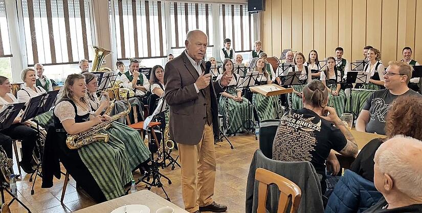 Musikverein Stangenroth im Hintergrund; Johann Böhm Landtagspräsident a.D.