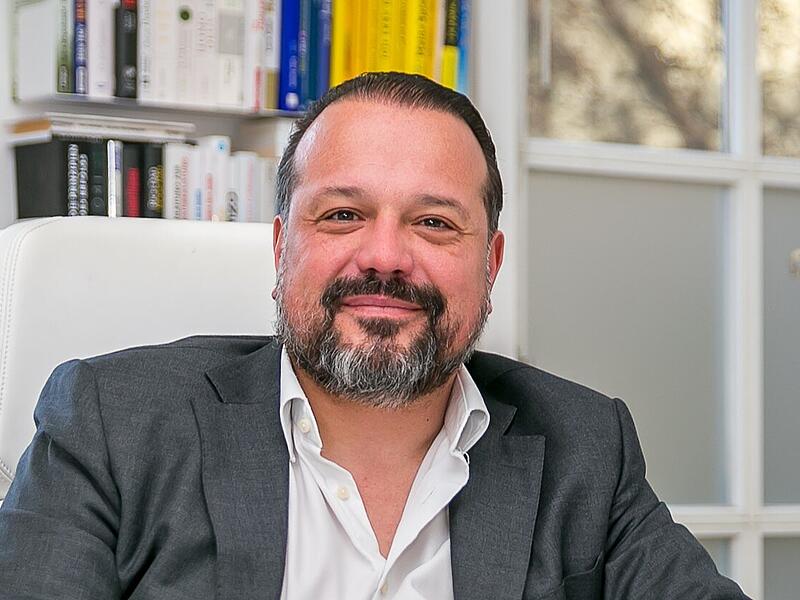 Tino Reichardt (FDP) kandidiert f&uuml;r das Amt des Forchheimer Oberb&uuml;rgermeisters. Wie der 47-J&auml;hrige das schaffen will, zeigt der aktuelle Teil unserer Portr&auml;treihe &bdquo;Kandidaten an ihren Schreibtischen&ldquo;.