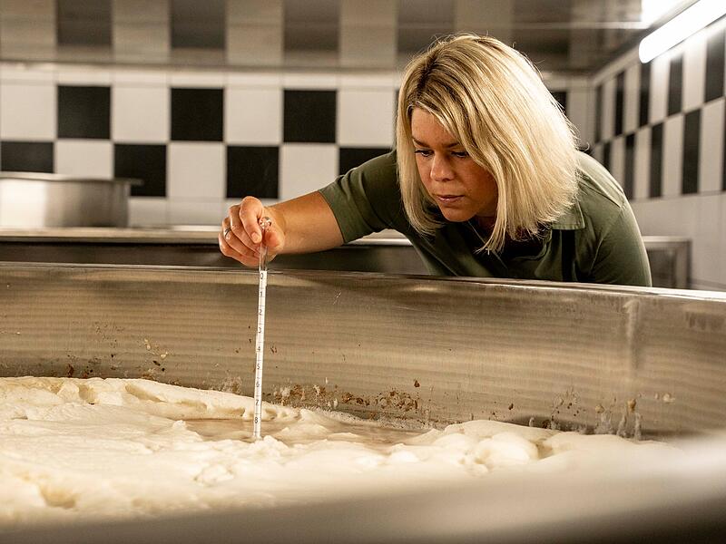 Landfrauenküche 2024 zu Gast in GräfenbergBrauerei Friedmann bei Landfrauenküche Barbara Friedmann sieht nach ihrem Bier.