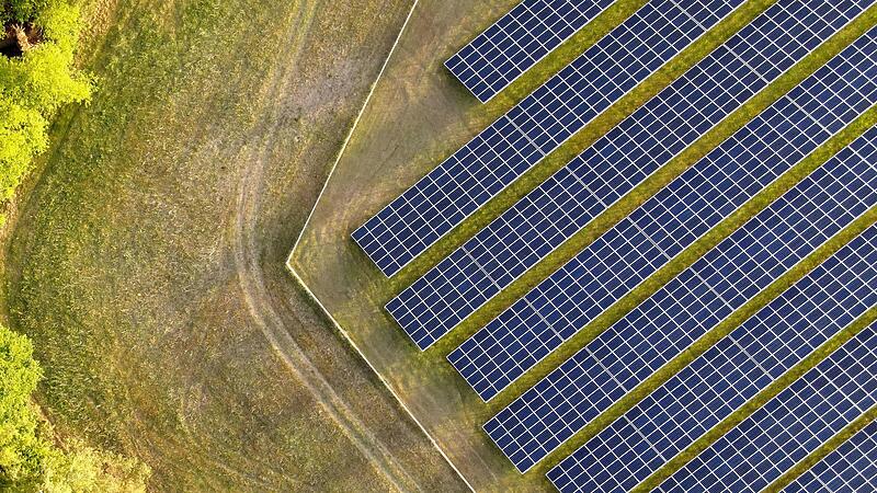 Photovoltaik-Freiflächenanlage (Symbolbild) Photovoltaik-Freiflächenanlage (Symbolbild)