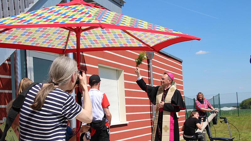 Erzbischof G&ouml;ssl segnete den Neubau in Gremsdorf und die Kreuze f&uuml;r die Gruppenr&auml;ume.