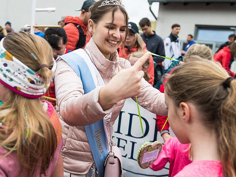 Die bayerische Meerrettichkönigin Theresa I. verteilte beim Baiersdorfer Krenlauf Lebkuchenherzen als Medaillen.Forchheim & Fränkische Schweiz