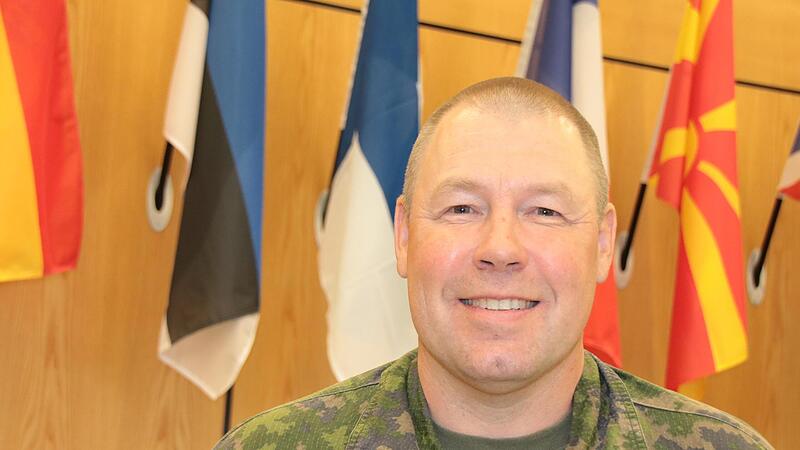 Oberst Juhana Skyttä von der finnischen Armee freut sich, dass jetzt auch die finnische Fahne in der Reihe der Nato-Fahnen hängt.