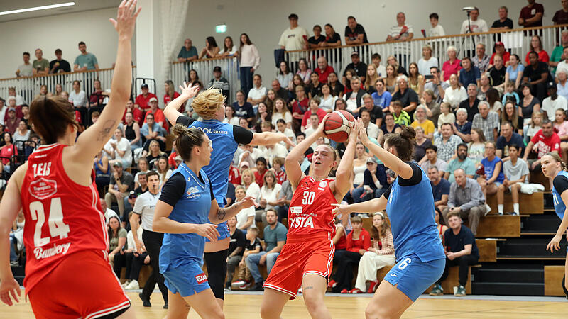 Die Bamberg Baskets um Josephine Abbott (in Rot) sind in der ersten DBBL-Pokalrunde an den Sharks aus Würzburg gescheitert, haben aber bereits eine große Euphorie bei ihrem ersten Pflichtspiel ausgelöst. Die Bamberg Baskets um Josephine Abbott (in Rot) sind in der ersten DBBL-Pokalrunde an den Sharks aus Würzburg gescheitert, haben aber bereits eine große Euphorie bei ihrem ersten Pflichtspiel ausgelöst.