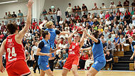 Die Bamberg Baskets um Josephine Abbott (in Rot) sind in der ersten DBBL-Pokalrunde an den Sharks aus Würzburg gescheitert, haben aber bereits eine große Euphorie bei ihrem ersten Pflichtspiel ausgelöst.