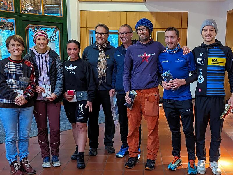 Die schnellsten Läufer beim Hainberglauf mit (von link) Jutta Kratzel, Simone Gerstmayer, Christine Kremer, Stadtsteinachs Bürgermeister Roland Wolfrum, SGB-Vorsitzendem Harald Schricker, Hannes Hübner, Johannes Haueis und Felix Günther. Die schnellsten Läufer beim Hainberglauf mit (von link) Jutta Kratzel, Simone Gerstmayer, Christine Kremer, Stadtsteinachs Bürgermeister Roland Wolfrum, SGB-Vorsitzendem Harald Schricker, Hannes Hübner, Johannes Haueis und Felix Günther.