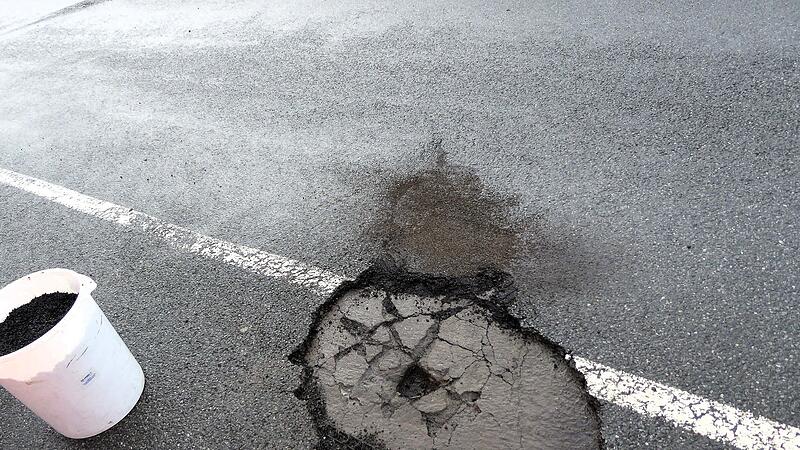 Asphaltausbruch mit schadhafter Schutzschicht der Brückenabdichtung auf der Brücke der B 289 über die B 303 bei Untersteinach, aufgenommen vor der provisorischen Ausbesserung. Asphaltausbruch mit schadhafter Schutzschicht der Brückenabdichtung auf der Brücke der B 289 über die B 303 bei Untersteinach, aufgenommen vor der provisorischen Ausbesserung.