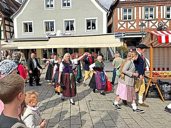 Beim Obsterlebnistag 2025 in Ebermannstadt wurden spontan auch Tänze aufgeführt.Forchheim & Fränkische Schweiz Beim Obsterlebnistag 2025 in Ebermannstadt wurden spontan auch Tänze aufgeführt.
