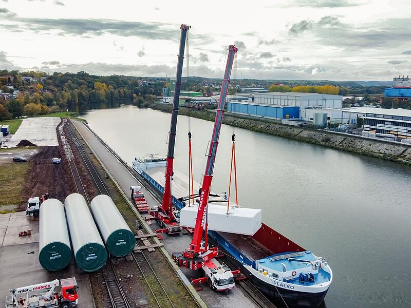 Emsiges Treiben im Hafen Bamberg&nbsp;&ndash; wegen Niedrigwassers ein seltenes Bild im Sommer 2026. Und doch beh&auml;lt der gesamte Main-Donau-Kanal seine gro&szlig;e wirtschaftliche Bedeutung. Trotz einiger Krisen.