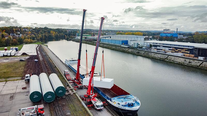 Emsiges Treiben im Hafen Bamberg&nbsp;&ndash; wegen Niedrigwassers ein seltenes Bild im Sommer 2026. Und doch beh&auml;lt der gesamte Main-Donau-Kanal seine gro&szlig;e wirtschaftliche Bedeutung. Trotz einiger Krisen.