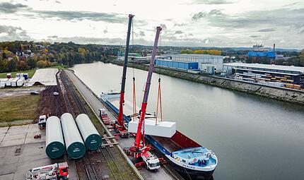 Emsiges Treiben im Hafen Bamberg&nbsp;&ndash; wegen Niedrigwassers ein seltenes Bild im Sommer 2026. Und doch beh&auml;lt der gesamte Main-Donau-Kanal seine gro&szlig;e wirtschaftliche Bedeutung. Trotz einiger Krisen.