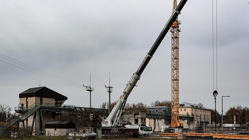 Einen ganzen Tag hat es gedauert, den Autokran (links) aufzubauen, noch einmal zwei weitere Tage, um mit seiner Hilfe den Turmdrehkran hochzuziehen.