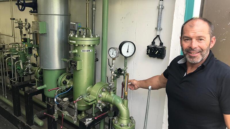 Manfred Mehler, Abteilungsleiter Gas- und Wasserversorgung der Herzo Werke, in der Gas&uuml;bergabestation in Steinbach. Hier verl&auml;uft die Transportleitung von Open Grid Europe, aus der die Herzo Werke das Erdgas entnehmen.