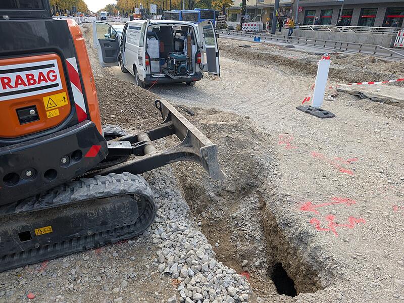Straße nach Fund von Hohlräumen unter Fahrbahn gesperrt