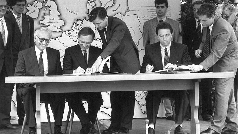 Historischer Moment in Neustadt bei Coburg: Am 1. Juli 1990 unterzeichneten die Innenminister Wolfgang Sch&auml;uble (Bundesrepublik Deutschland) und Peter-Michael Diestel (DDR) den Staatsvertrag &uuml;ber den Wegfall der Personenkontrollen an der innerdeut...