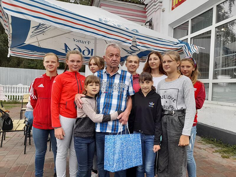 Dieter Wolf bei einem seiner Besuche im Dorf Vysotzk. Dieter Wolf bei einem seiner Besuche im Dorf Wyssozk.