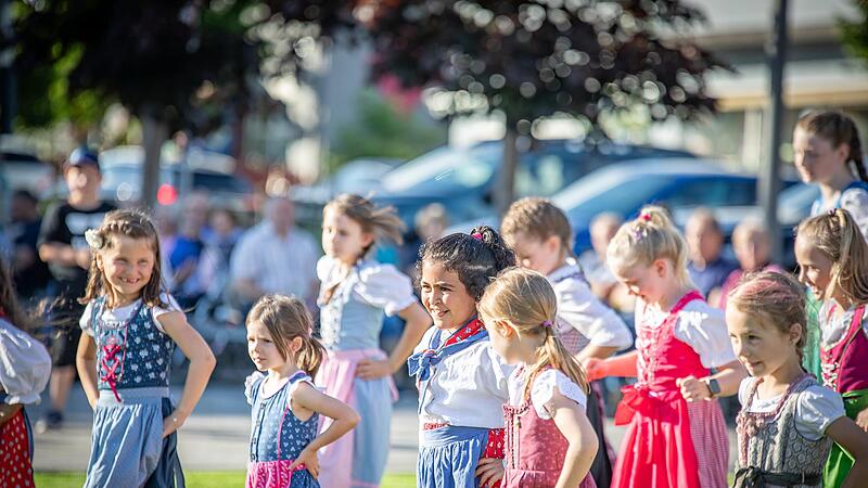 Die Rhönhüpfer Wildflecken, eine traditionsreiche Volkstanzgruppe für Kinder, bereicherten den Abend mit ihren Tänzen.