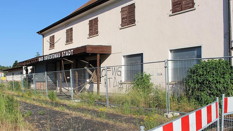 Das Bahnhofsgeb&auml;ude in Bad Br&uuml;ckenau verf&auml;llt im Laufe der Jahre immer mehr.