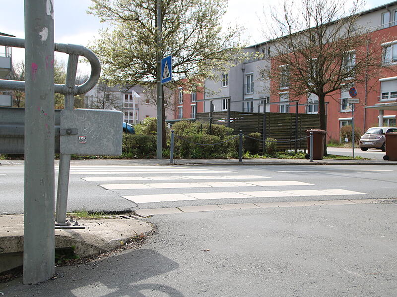 Ein schwerer Unfall und mehrere Beinahe-Crashs: Wie gef&auml;hrlich ist der Zebrastreifen am Schwedensteg?