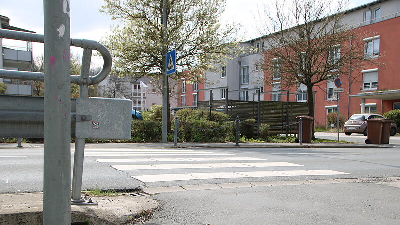 Ein schwerer Unfall und mehrere Beinahe-Crashs: Wie gef&auml;hrlich ist der Zebrastreifen am Schwedensteg?