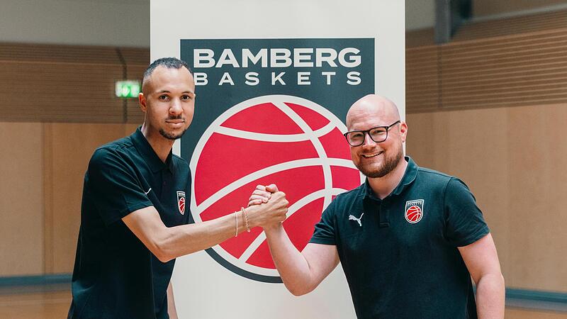 Die Bamberg Baskets spielen künftig in der 2. DBBL. Philipp Geimer, 1. Vorsitzender des Freak City Bamberg e.V. (rechts), mit dem Headcoach Samuel Gloser.