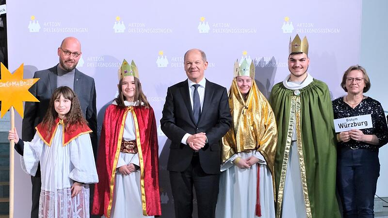 Die Sternsinger Mia, Johanna, Svenja und Fabian sowie Begleiterin Andrea Breunig (rechts) haben Kanzler Olaf Scholz getroffen, mit auf dem Bild ist Domvikar Stefan Ottersbach. Die Sternsinger Mia, Johanna, Svenja und Fabian sowie Begleiterin Andrea Breunig (rechts) haben Kanzler Olaf Scholz getroffen, mit auf dem Bild ist Domvikar Stefan Ottersbach.