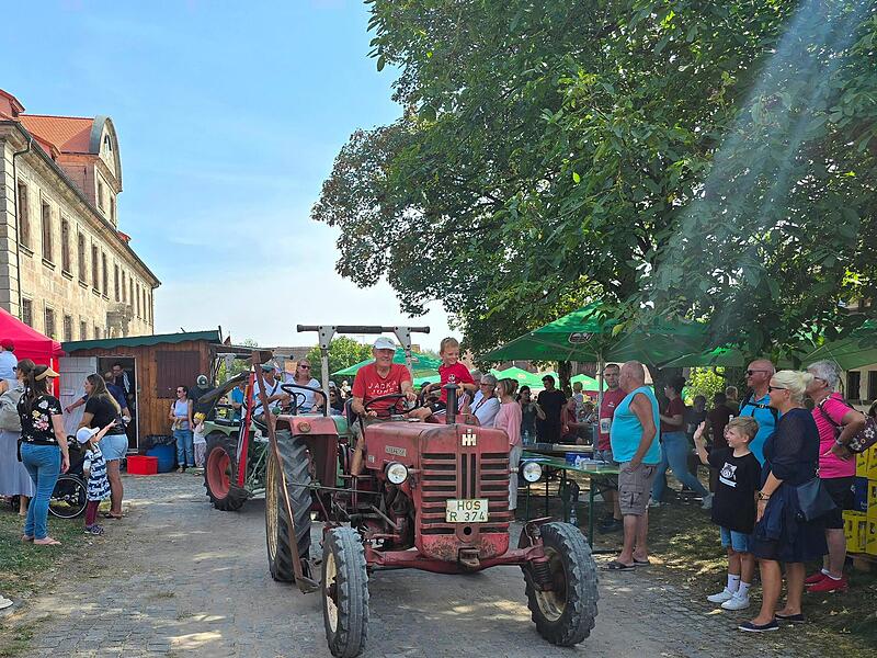 Die Schlepper fahren während der Oldtimer-Parade ein. Die Schlepper fahren während der Oldtimer-Parade ein.
