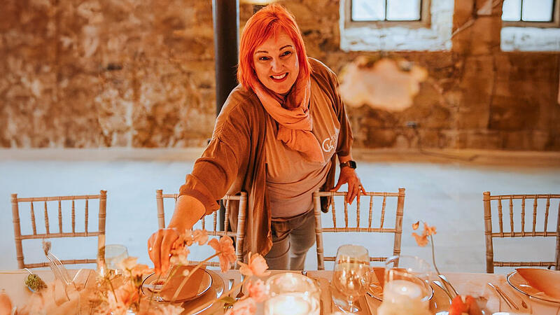 Carolin Kemmermeier arbeitet seit 30 Jahren als Dekorateurin. Pro Jahr begleitet sich circa 150 Brautpaare.