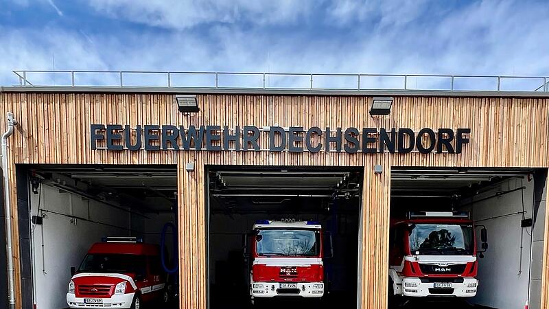 Die Stadt Erlangen wird neben einem Mehrzweck- und einem Hilfeleistungs-Löschgruppenfahrzeug demnächst einen Schlauchwagen für Katastrophenschutz in Dechsendorf stationieren. Die Wache besticht durch die Funktionalität, aber auch das Aussehen.