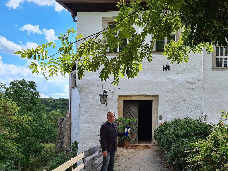 Heinrich von P&ouml;lnitz steht vor seinem Schloss.Forchheim & Fr&auml;nkische Schweiz