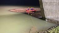 Rettungsaktion der Wasserwacht: Wildgans auf dem Froschgrundsee in Treibgut gefangen