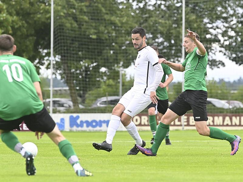 Patrick Heidenreich (weißes Trikot) gibt nur noch bis zum Sommer alles für Sylvia Ebersdorf und wechselt dann nach Sonnefeld. Patrick Heidenreich (weißes Trikot) gibt nur noch bis zum Sommer alles für Sylvia Ebersdorf und wechselt dann nach Sonnefeld.