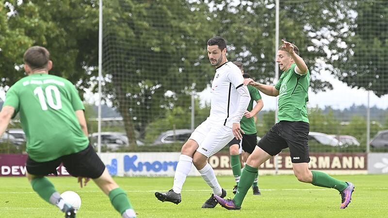 Patrick Heidenreich (wei&szlig;es Trikot) gibt nur noch bis zum Sommer alles f&uuml;r Sylvia Ebersdorf und wechselt dann nach Sonnefeld.