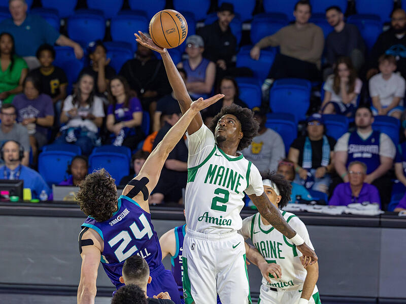 Baskets-Neuzugang Hason Ward (wei&szlig;es Trikot) spielte die vergangenen beide Jahre f&uuml;r die Maine Celtics, dem Entwicklungsteam der Boston Celtics.
