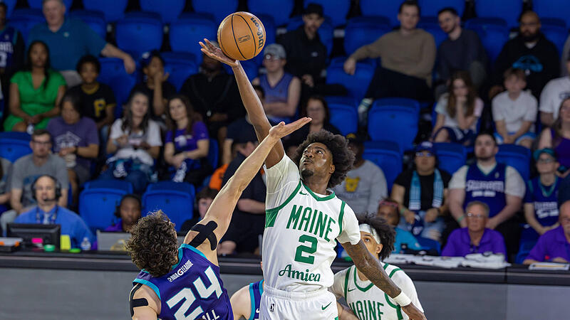 Baskets-Neuzugang Hason Ward (wei&szlig;es Trikot) spielte die vergangenen beide Jahre f&uuml;r die Maine Celtics, dem Entwicklungsteam der Boston Celtics.