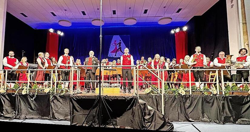 Symphonisches Blasorchester unter der Leitung von Edmund Rolle und Georg Maderer.