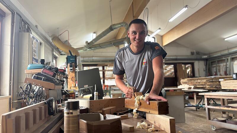 Hobeln, Leimen, Zeichnen: Als Schreinerlehrling werden Kilian Wegner unterschiedliche Aufgaben zuteil. Er absolviert seine Ausbildung im Theisenorter Traditionsbetrieb  Schneider.