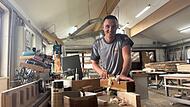Ausbildungsstart: Kilian Wegner Hobeln, Leimen, Zeichnen: Als Schreinerlehrling werden Kilian Wegner unterschiedliche Aufgaben zuteil. Er absolviert seine Ausbildung im Theisenorter Traditionsbetrieb Schneider.