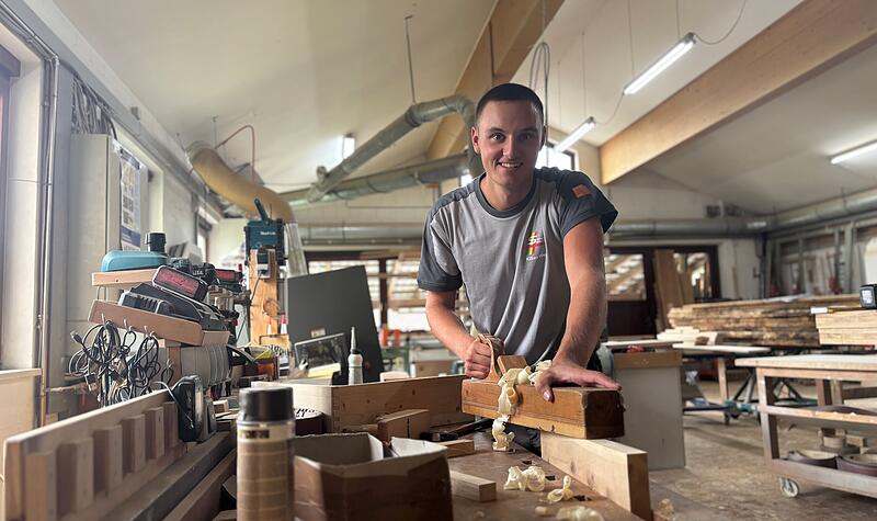 Hobeln, Leimen, Zeichnen: Als Schreinerlehrling werden Kilian Wegner unterschiedliche Aufgaben zuteil. Er absolviert seine Ausbildung im Theisenorter Traditionsbetrieb  Schneider.