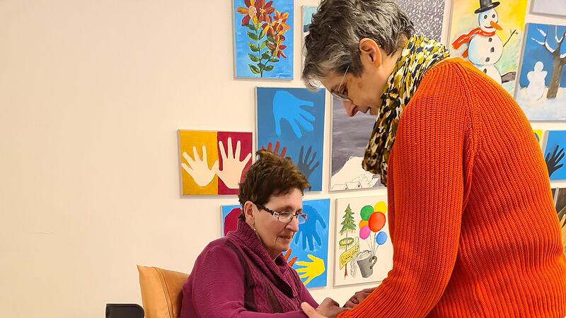 Renate Kraus ben&ouml;tigt Hilfe, um sich aufrichten zu k&ouml;nnen.Forchheim & Fr&auml;nkische Schweiz