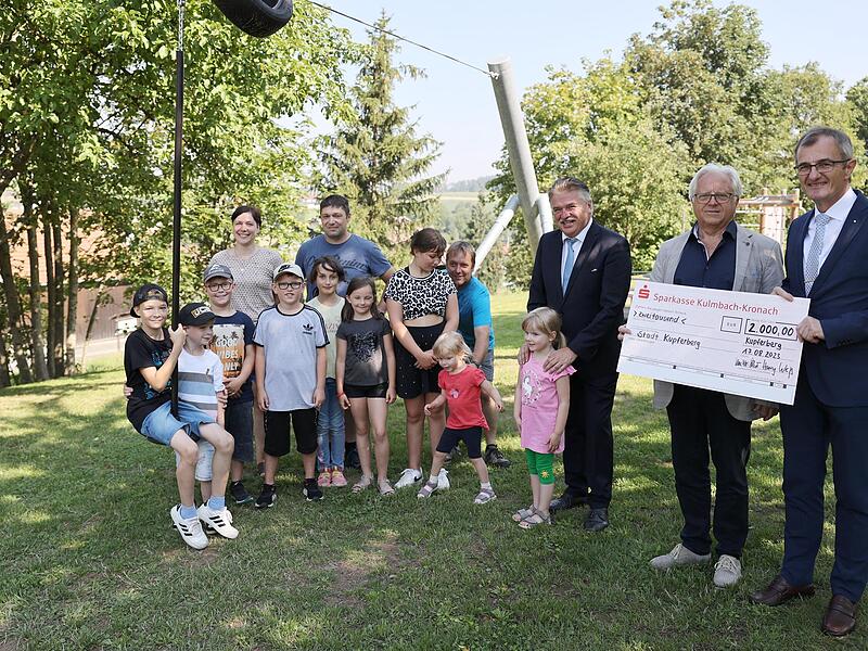 Die Sparkasse Kulmbach-Kronach hat zur neuen Seilbahn auf dem Kupferberger Spielplatz 2000 Euro dazugegeben, die Gemeinde hat 5400 Euro investiert, freut sich Bürgermeister Harald Michel (Zweiter von rechts) über die Spende von Harry Weiß (rechts)...